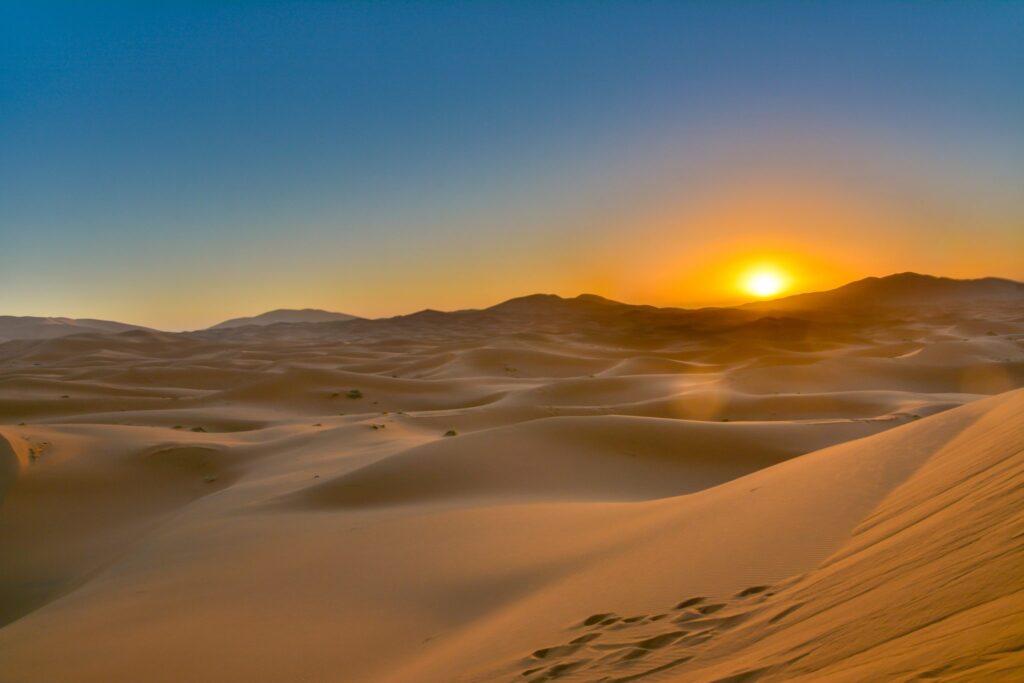 Tramonto nel deserto di Merzouga, colori della sabbia arancione